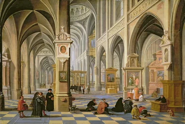 Kircheninneres mit betenden Menschen im Vordergrund und einer kleinen Prozession im Hauptgang